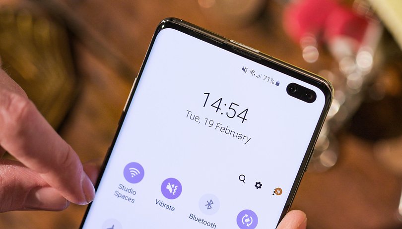 How to hide the display hole on your new Galaxy S10