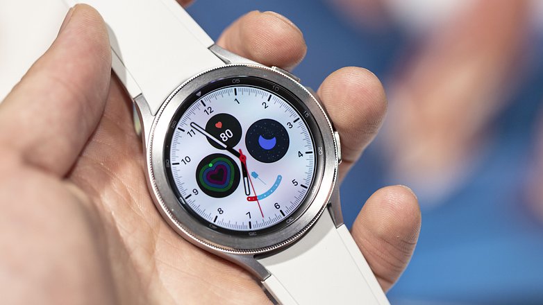 NextPit samsung galaxy watch 4 classic front