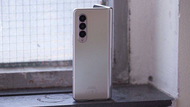 NextPit samsung galaxy z fold 3 standing np