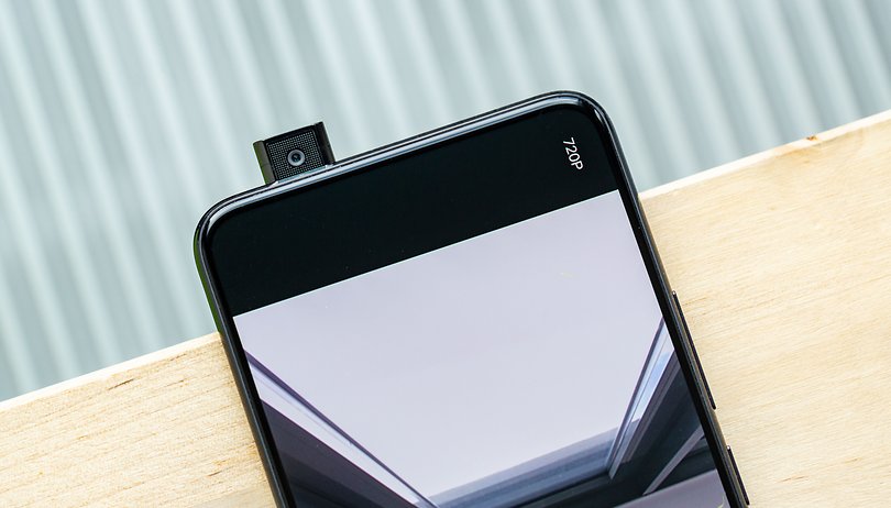 Galaxy A90: il primo smartphone con fotocamera popup di Samsung