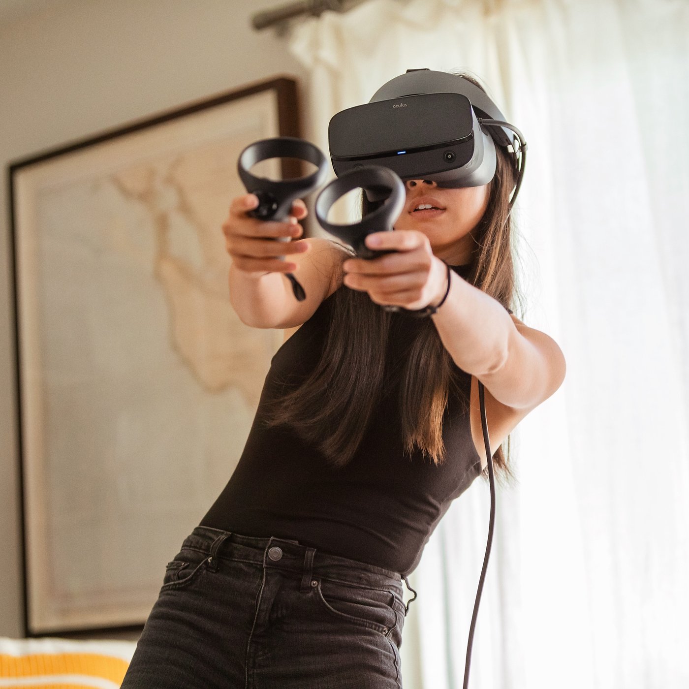 Снять vr. Oculus Rift s. Рука со шлемом виртуальной реальности. Очки виртуальной реальности Pico. VR Oculus.
