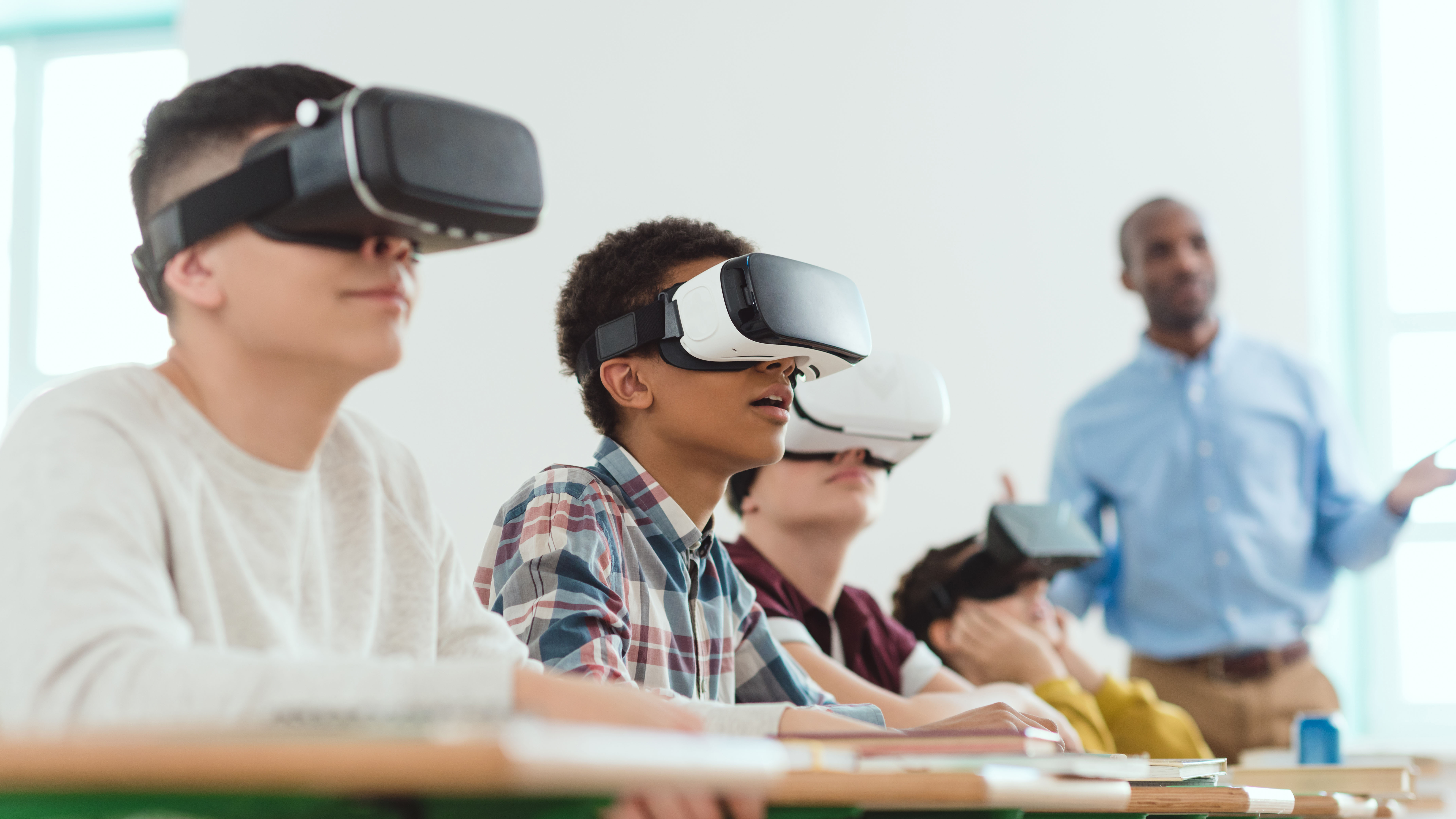 Vr класс. Виар технологии в образовании. Виртуальная реальность в образовании. Виртуальные очки в школе. Очки виртуальной реальности на уроке.