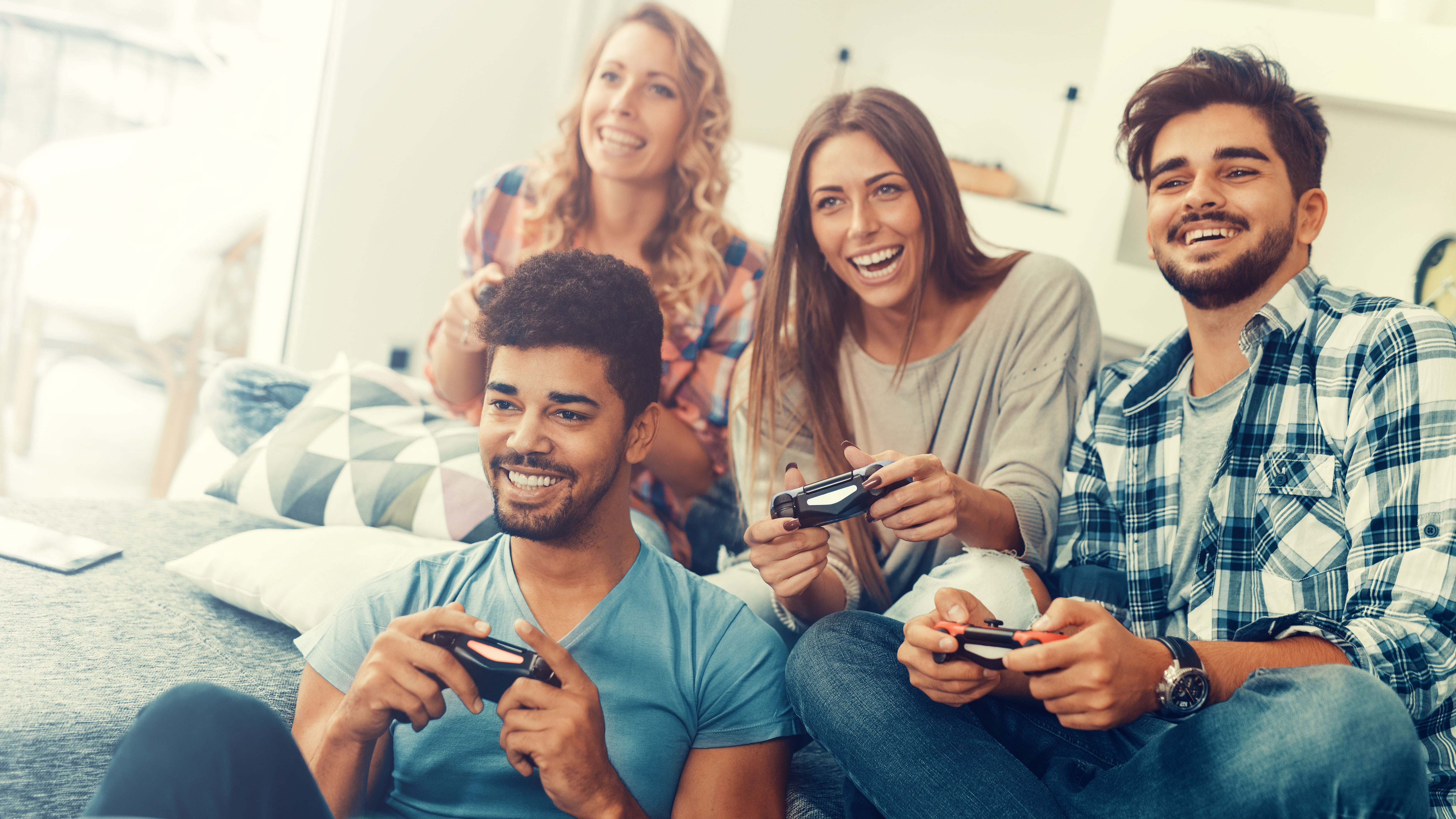 Their family. Friends playing games. Счастливый геймер. Friends playing ps4. Gaming with friends.