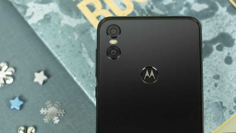 motorola one 02