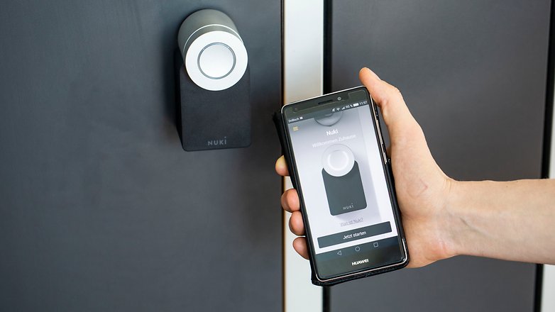 Das Nuki Smart-Lock con la aplicación dazugehöriger.