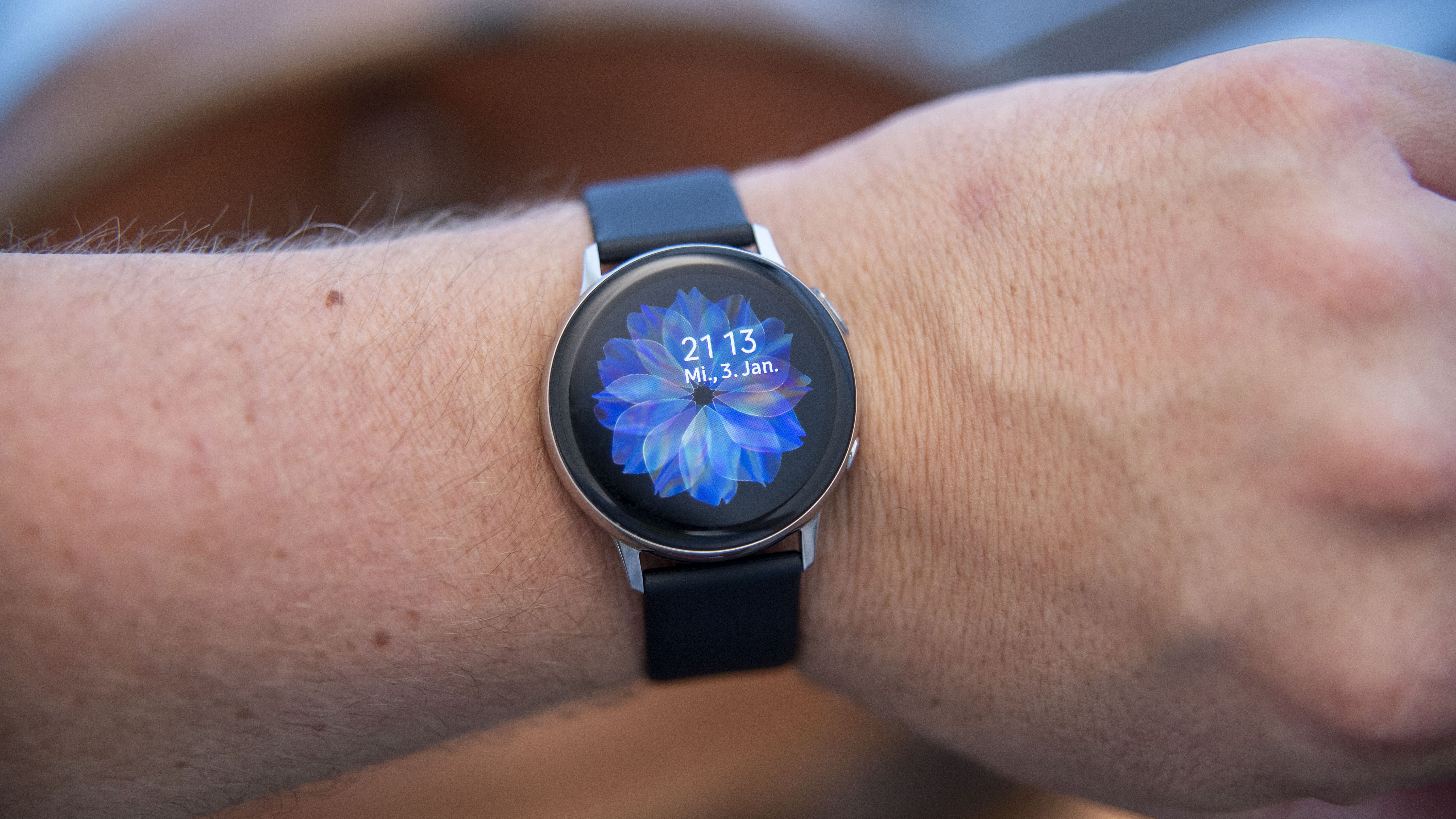 How to turn on samsung watch active 2