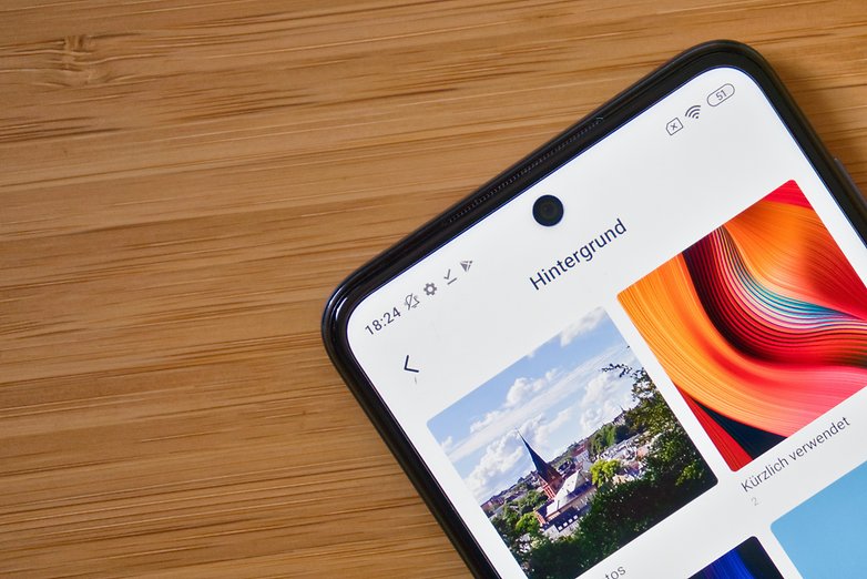 Die Notch im LCD Display sieht deutlich weniger gut aus als bei OLED Displays