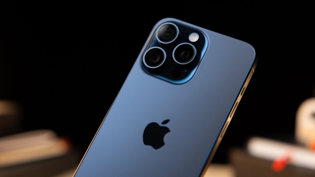 L'iPhone 15 Pro Max vu de dos ave un zoom sur son triple module photo arrière