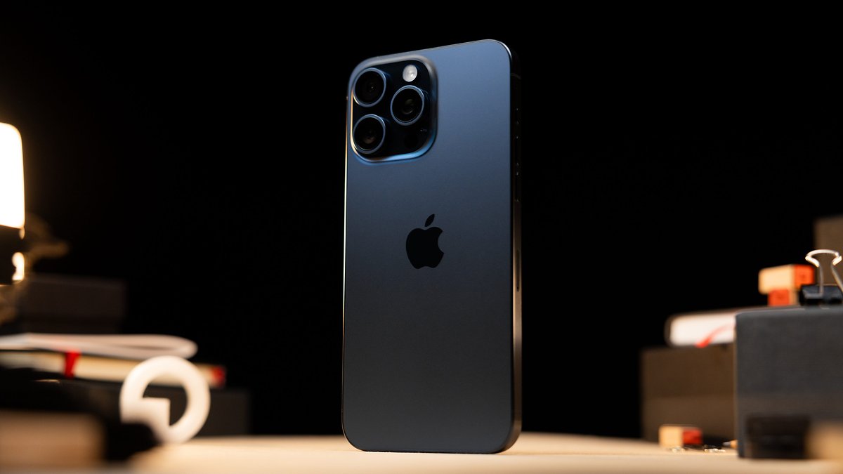 L'iPhone 15 Pro Max vu de dos et posé verticalement sur une table