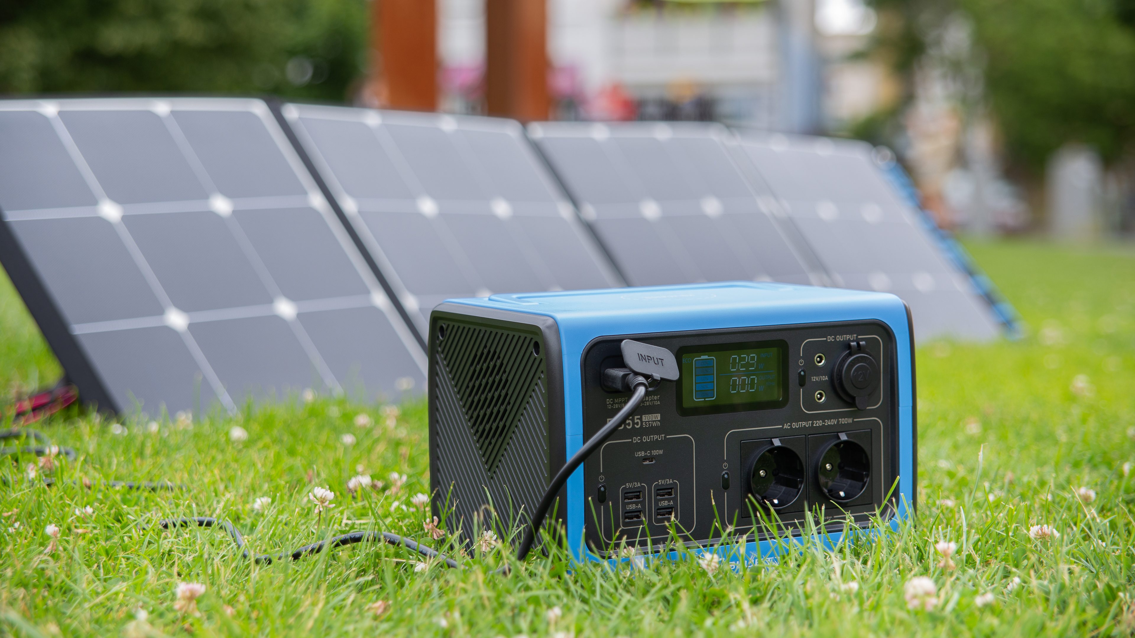 Bluetti EB55 & SP200 review: Solar power station for power users | NextPit