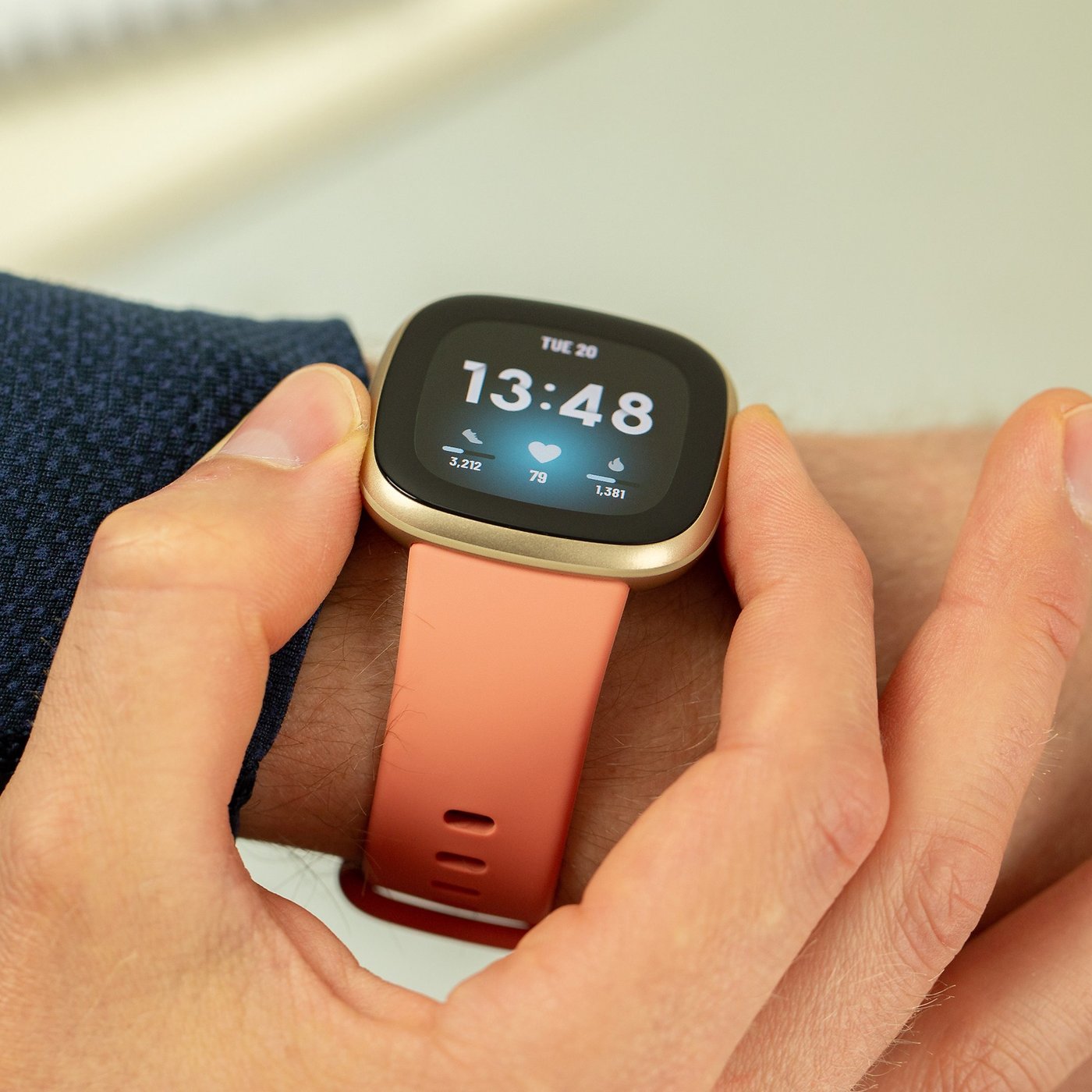 Test de la Fitbit Versa 3 Plus fitness tracker que montre