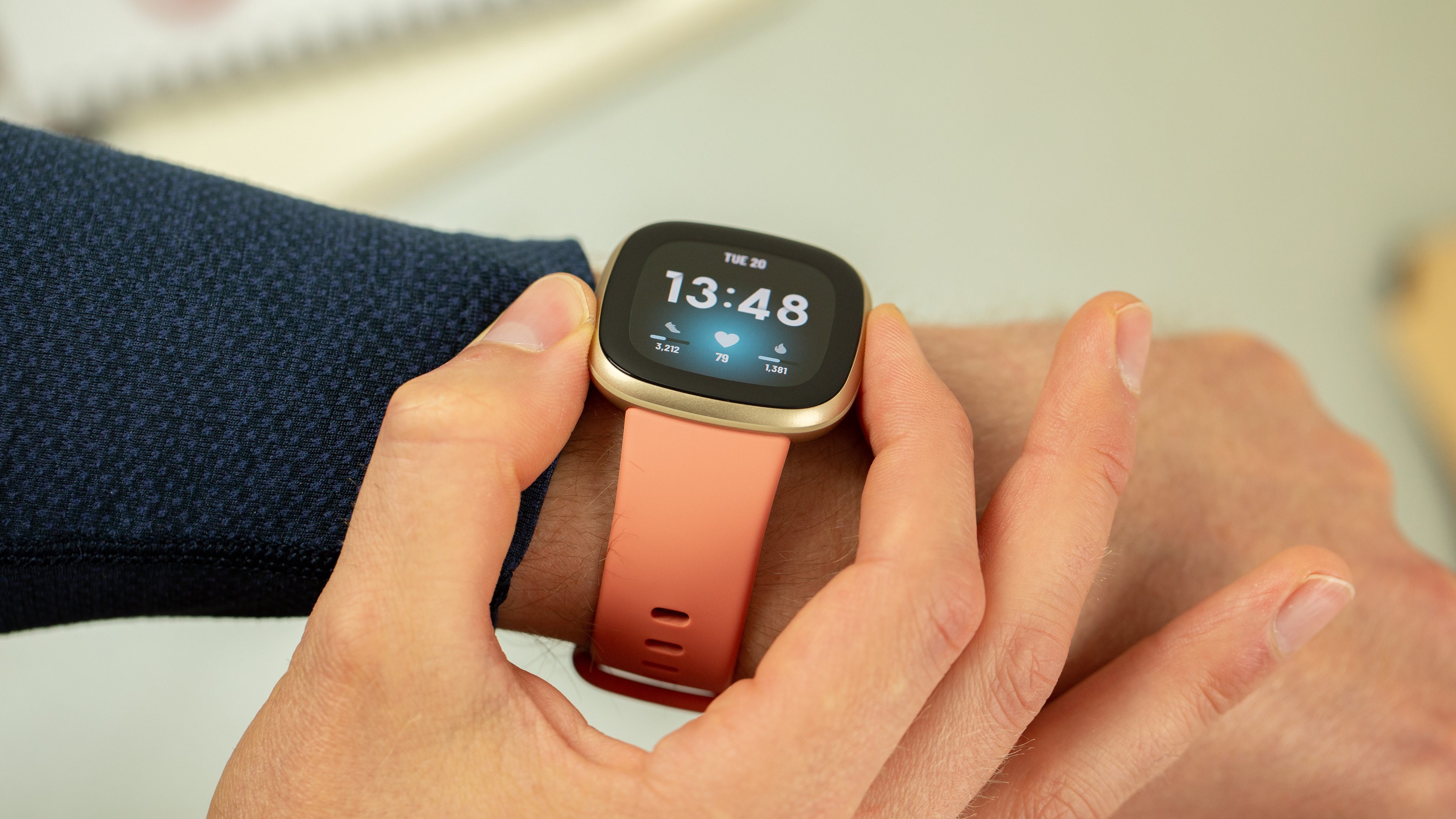 Test de la Fitbit Versa 3 Plus fitness tracker que montre