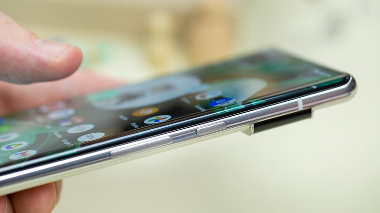 NextPit Google Pixel 6 Pro side display