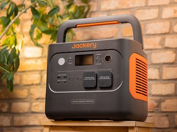 Test du Jackery Explorer 1000 Plus: Un g&eacute;n&eacute;rateur &eacute;lectrique compact et extensible jusqu'&agrave; 5 kWh