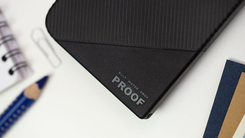 NextPit Motorola Defy water proof