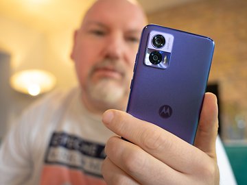 Motorola Edge 30 Neo im Test: Kompakte Mittelklasse f&uuml;r Netflix-Fans