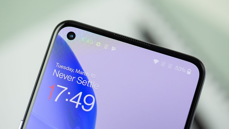 NextPit OnePlus 9 front camera