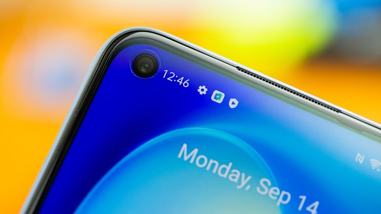NextPit Realme 7 front camera