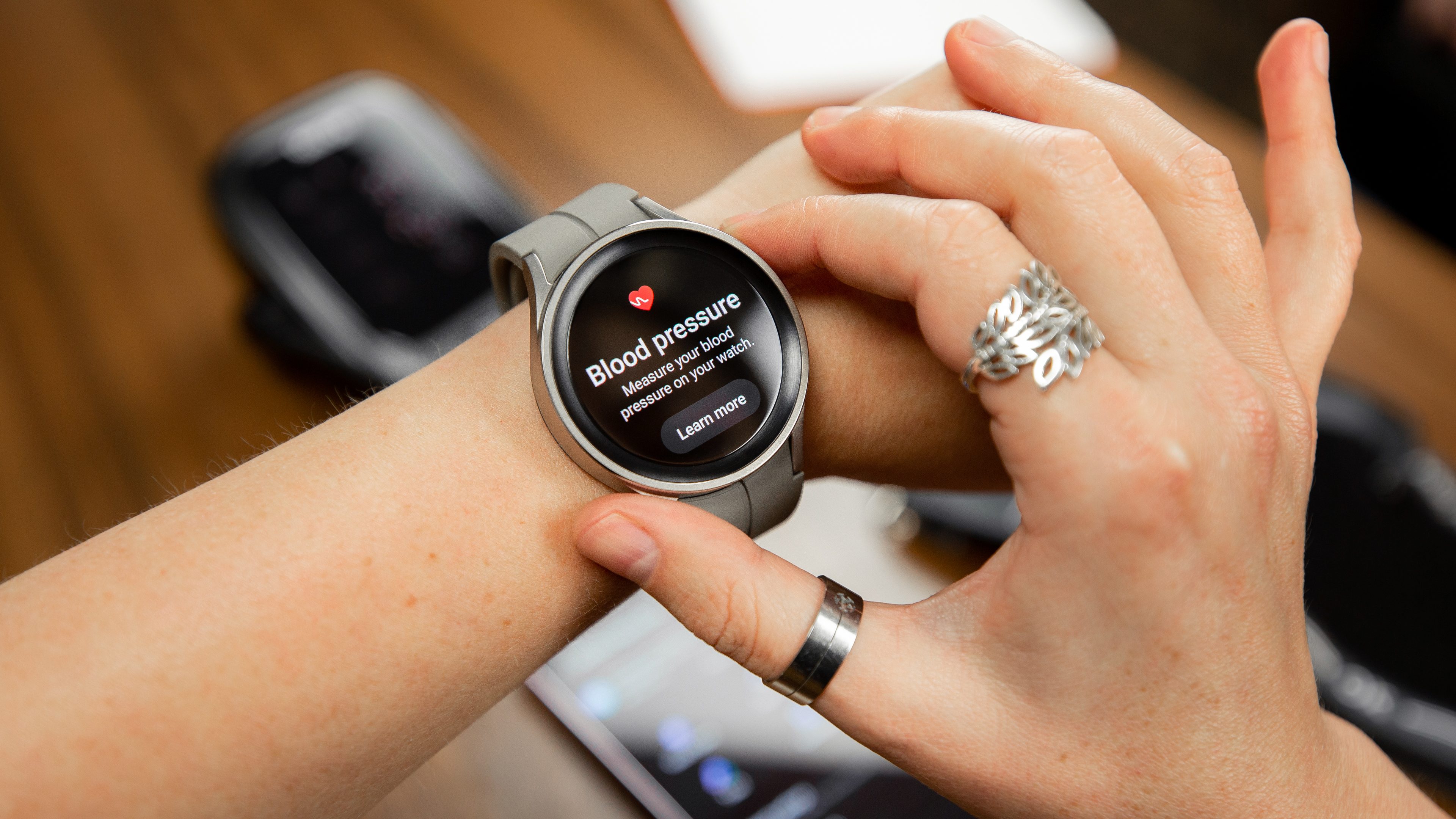 Samsung galaxy watch discount measure blood pressure