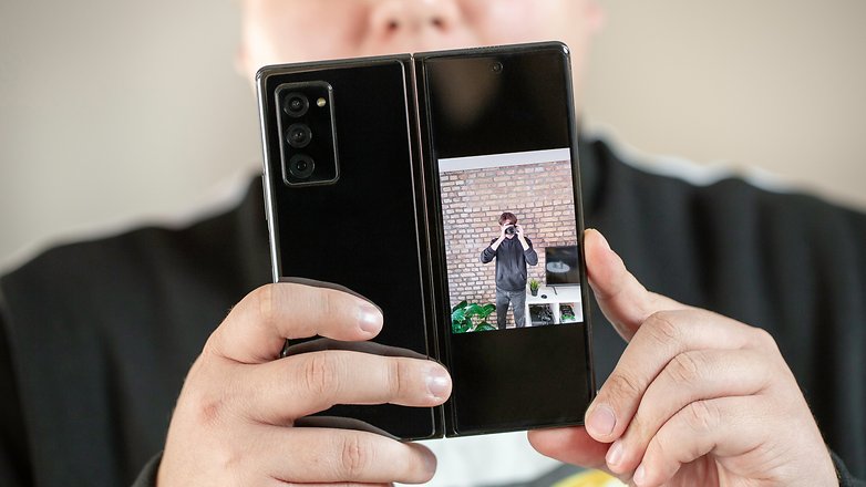 NextPit Samsung Galaxy Z Fold 2 selfie