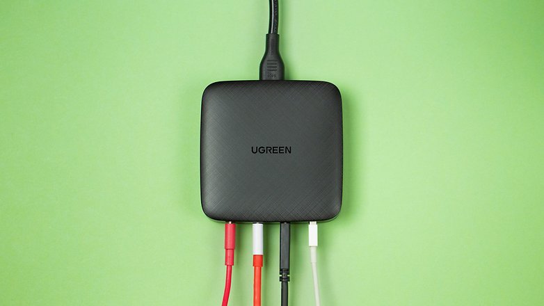NextPit Ugreen 100W USB C Desktop Charger b