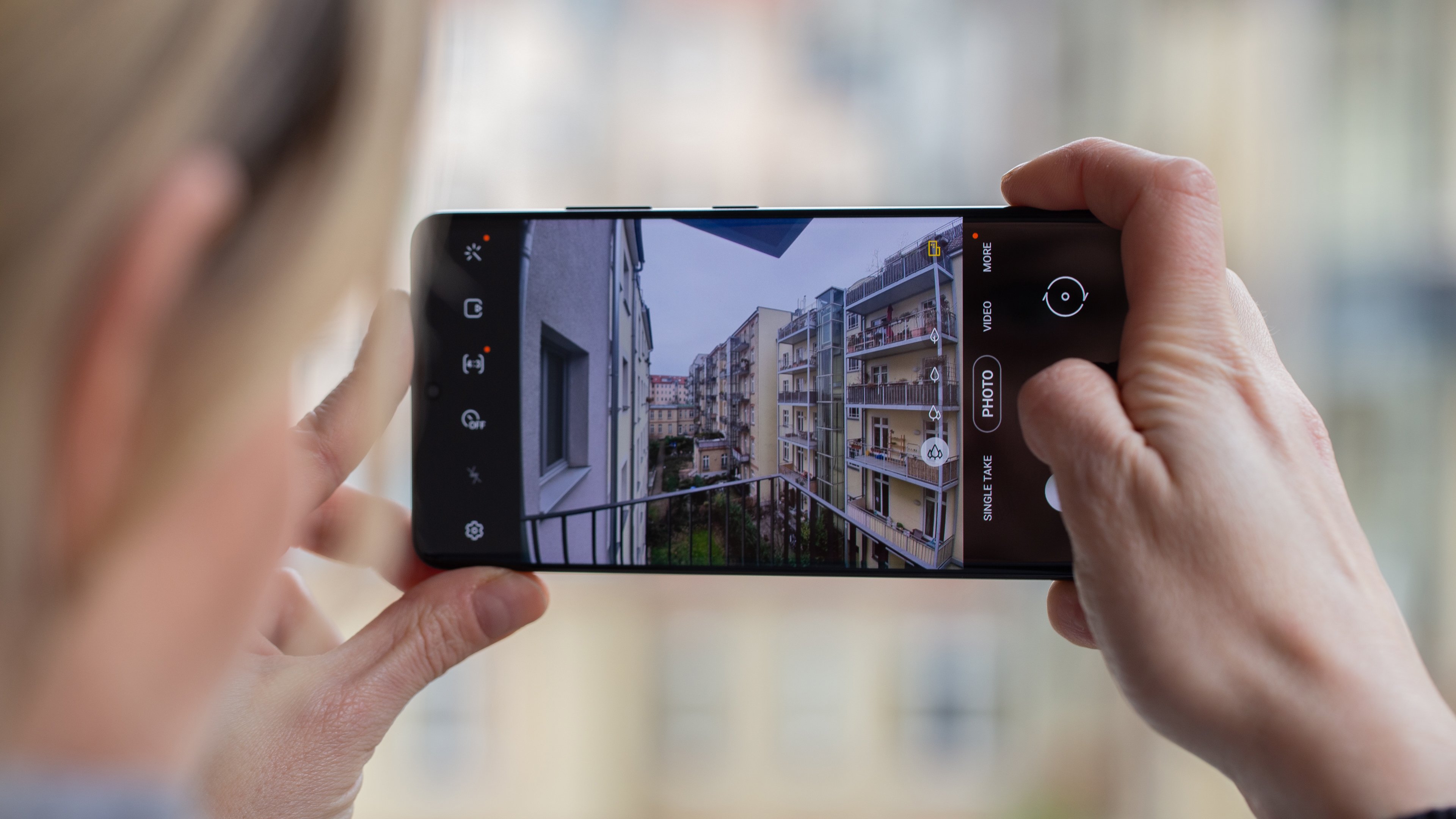 Samsung Galaxy S21 với các tính năng camera mới đang làm mưa làm gió trên thị trường smartphone. Hãy xem hình ảnh liên quan để khám phá những tính năng đó, bao gồm zoom ống kính siêu rộng, chế độ chụp ảnh tốc độ cao và nhiều tính năng độc đáo khác. Với Samsung Galaxy S21, bạn sẽ có những trải nghiệm chụp ảnh chất lượng tuyệt vời.