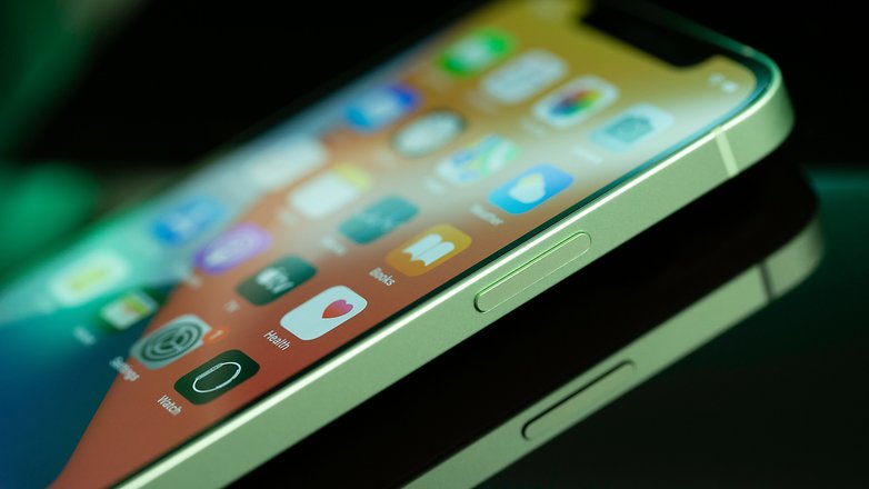 NextPit iPhone 12 block