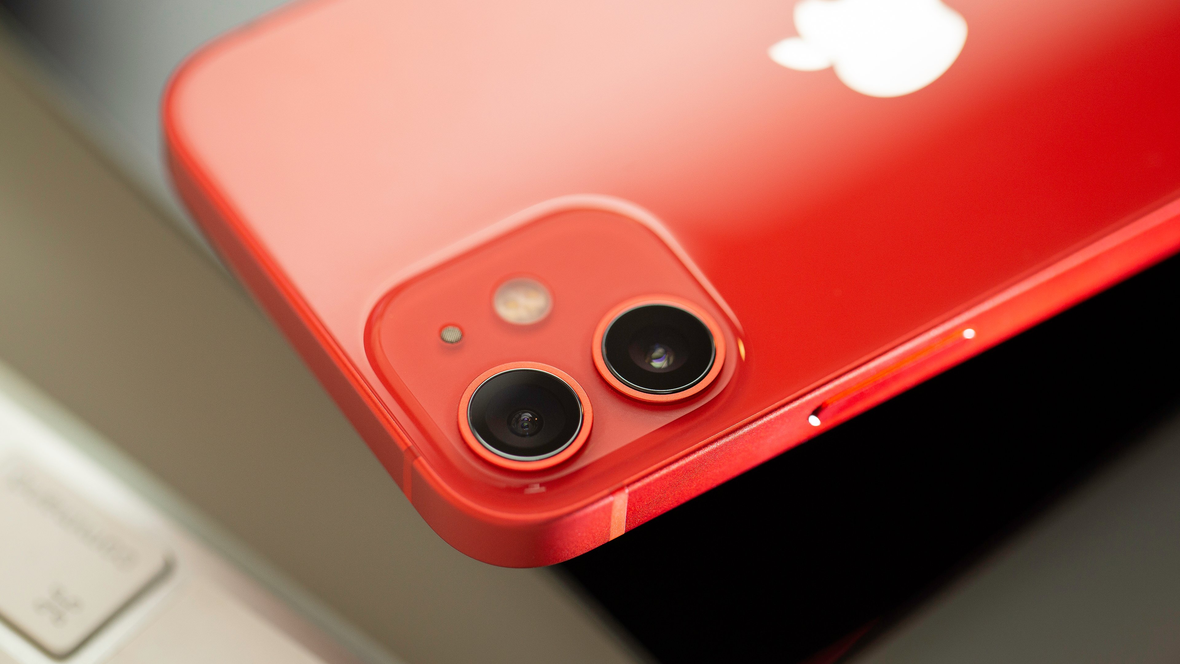 Apple’s iPhone 16 May Return to a Vertical Camera Layout