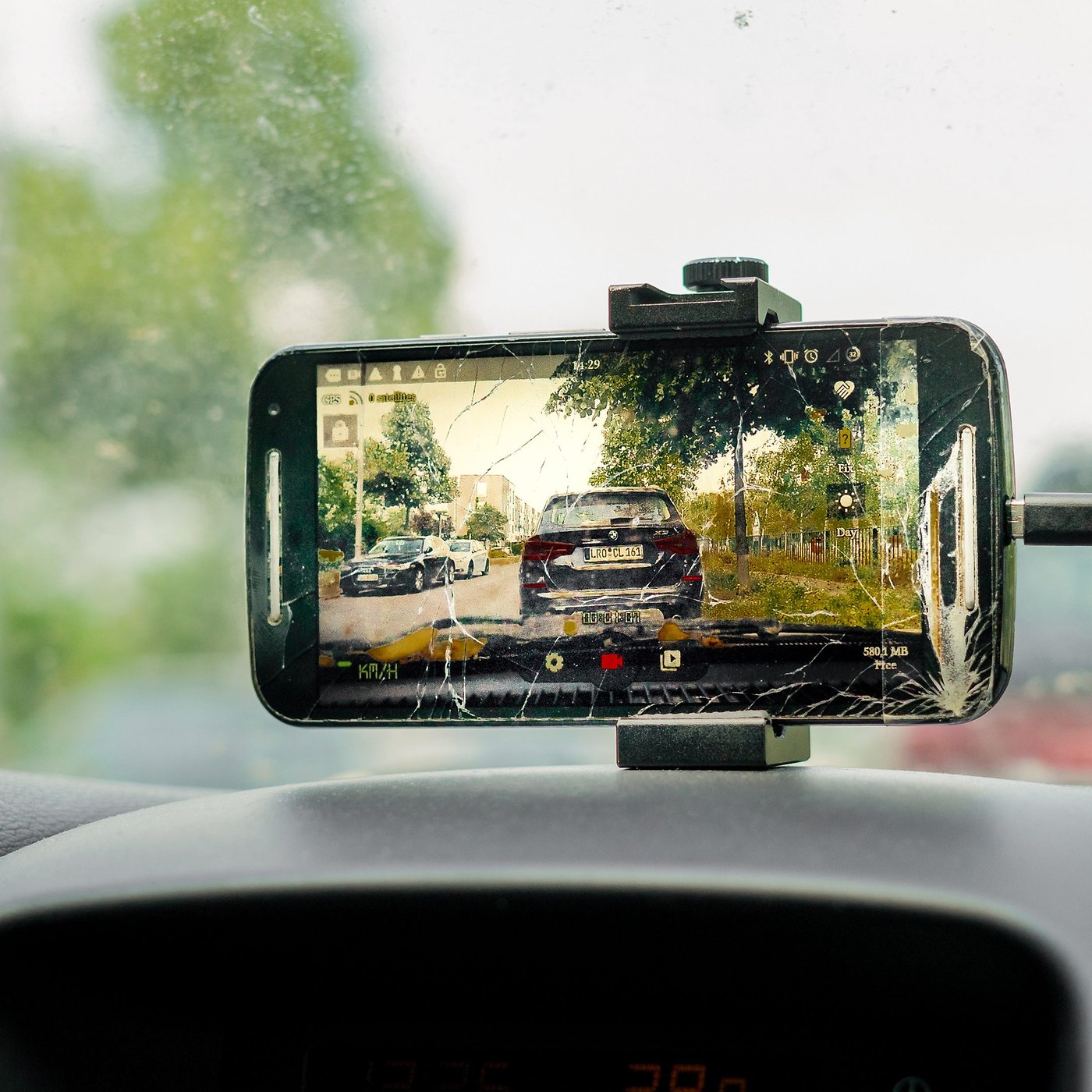 Use your old smartphone as a dash cam – legally and safely | NextPit