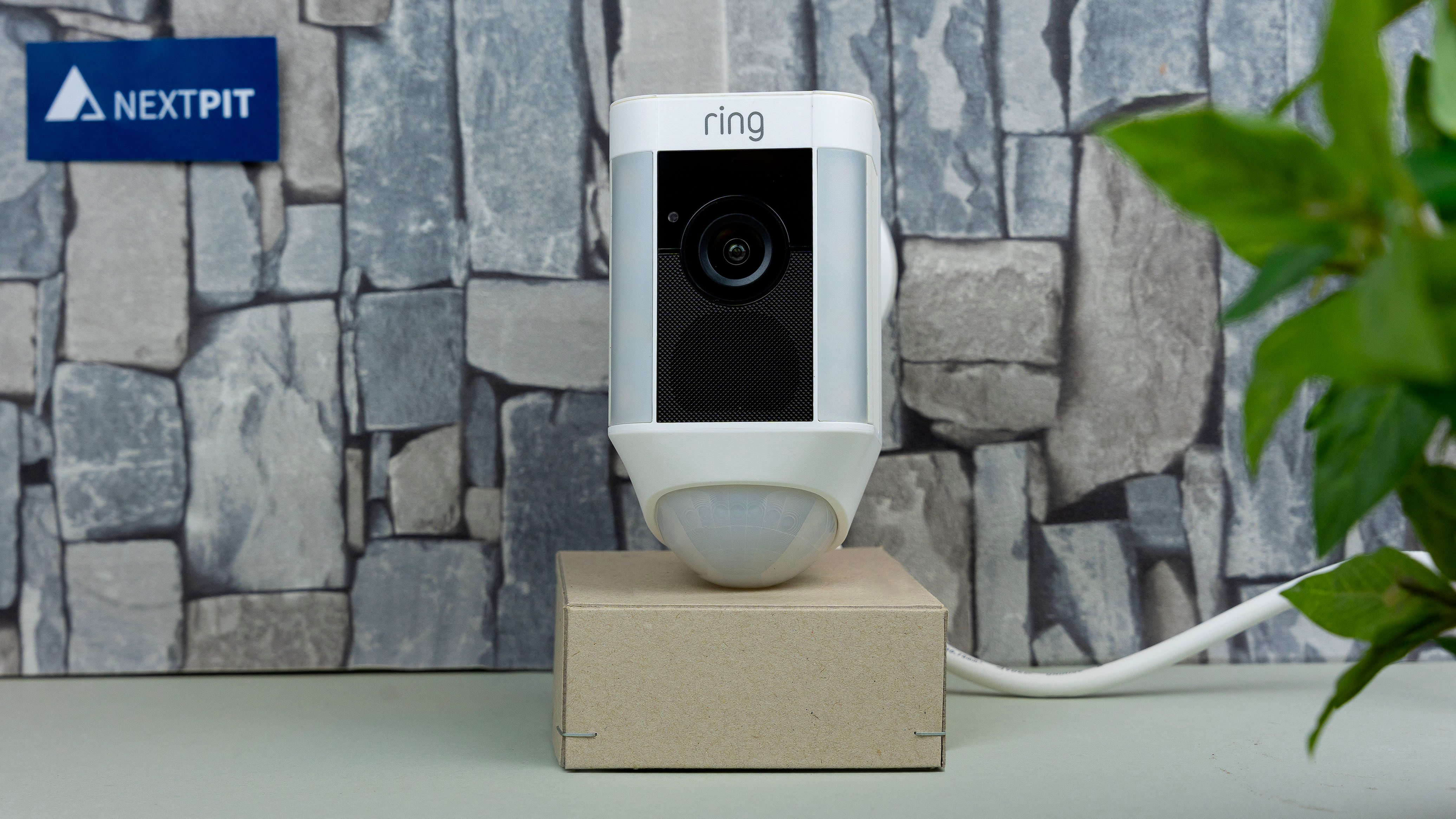 Test Caméra de surveillance Ring Spotlight Cam Battery : une belle qualité  d'image - Les Numériques