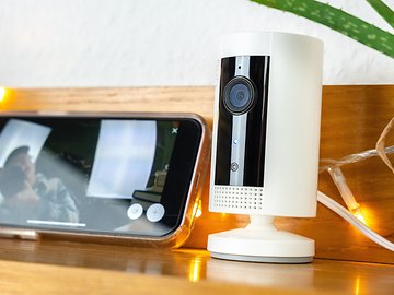 Stick Up Cam Plug-In im Test: Geh&ouml;rt Rings 100-Euro-Kamera in jeden Raum?