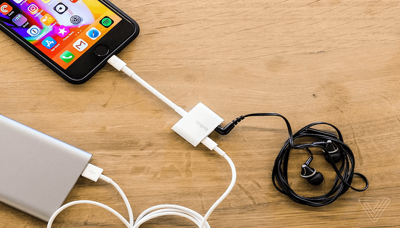 Apple dá a entender que pode vender próximos iPhones também sem cabo USB