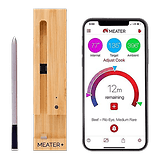 Das Meater+ Grill-Thermometer und ein Smartphone mit Meater-App
