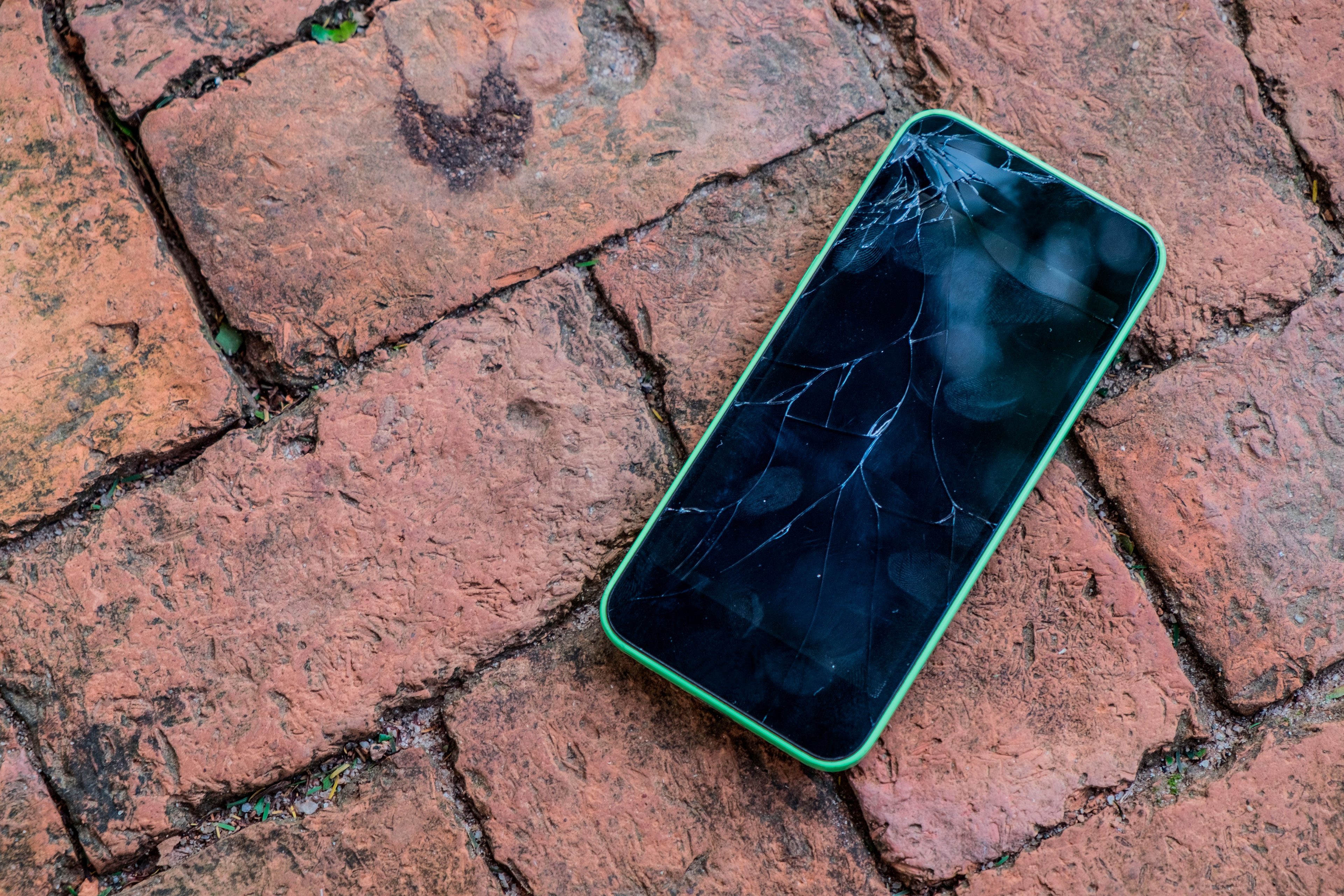  iPhone 13 Pro Cracked Screen Broken Black Case : Cell