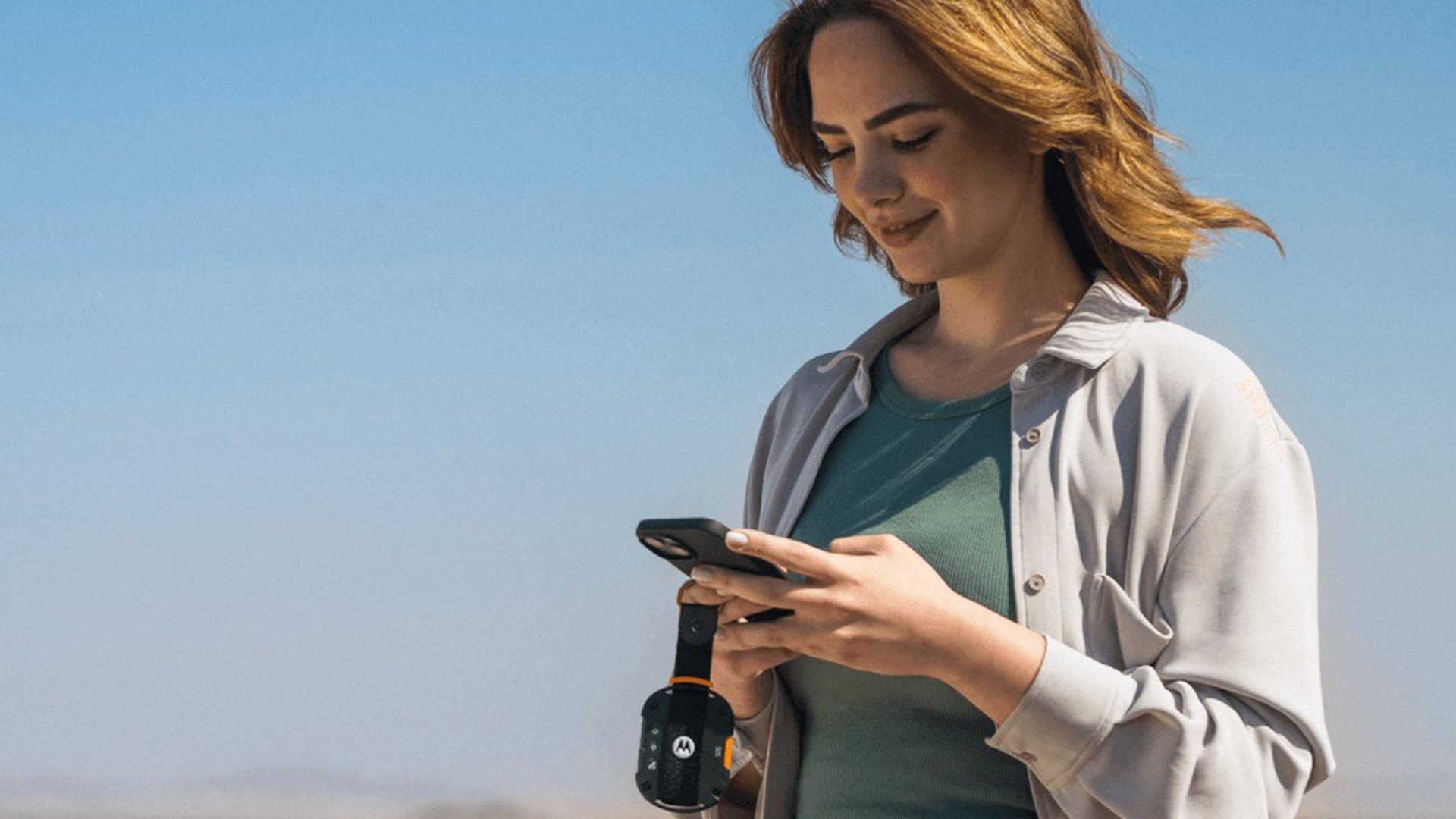 Motorola’s Defy Satellite Link Adds Satellite Messaging to Any Phone